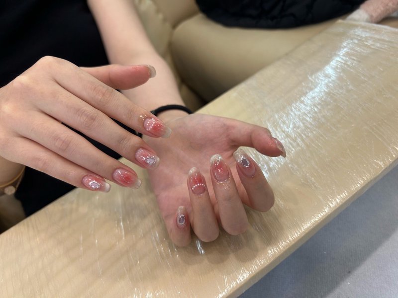 指尖艺术之美的新篇章：柔佳美甲引领潮流新风尚